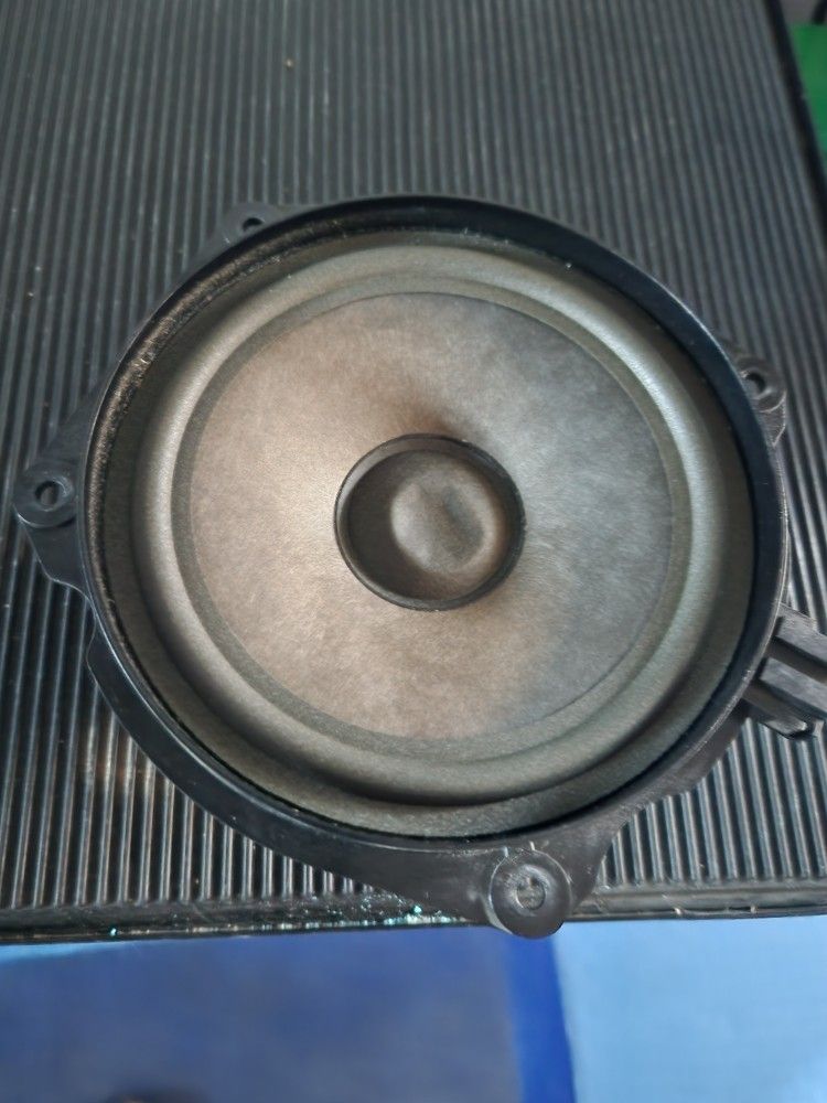 Mini Cooper Front Door Speaker (off a 2012)
