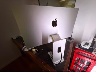 Apple Studio Display 27” 5K Retina Height Adjustable Stand