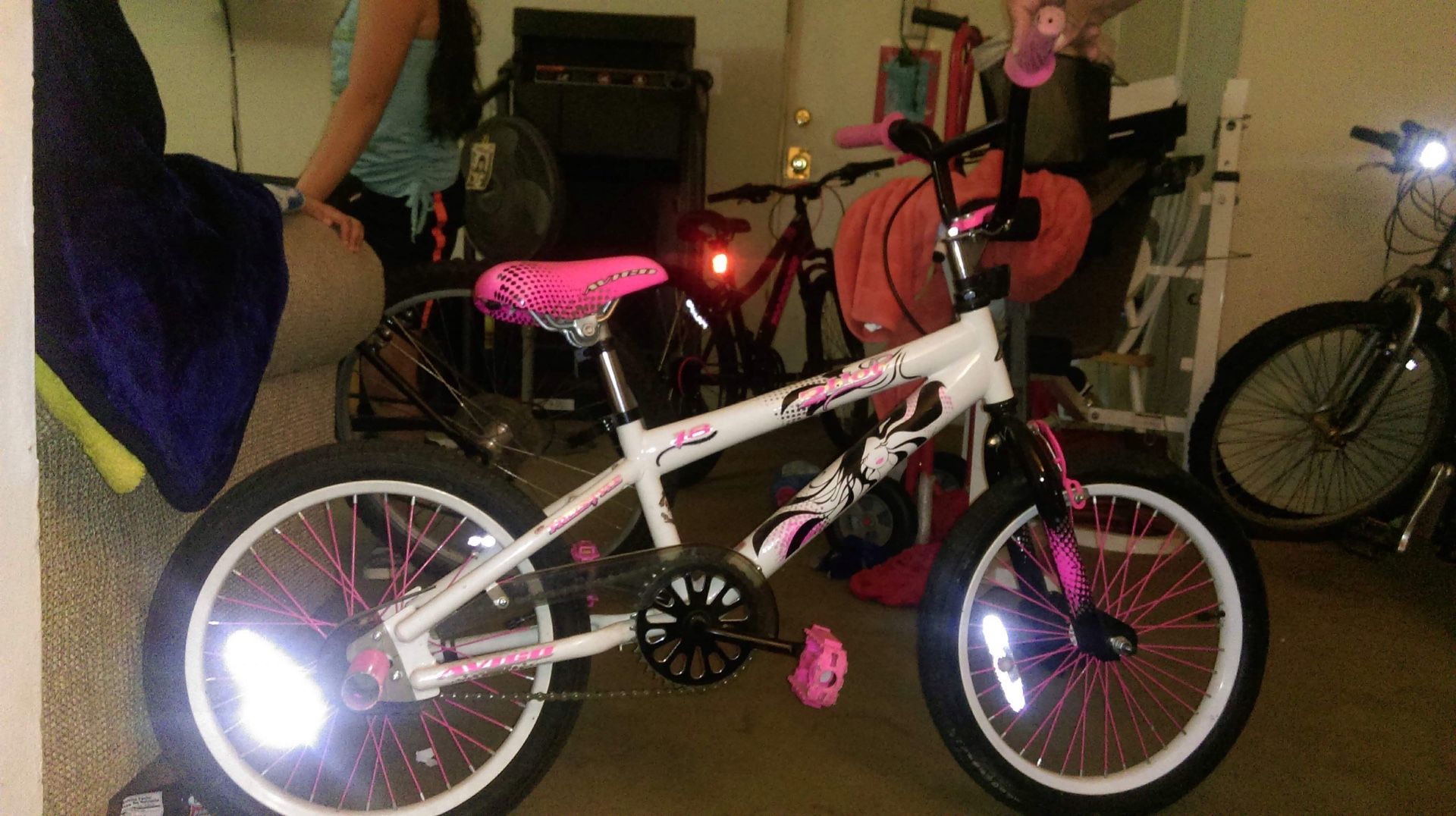 Girls avigo best sale bike