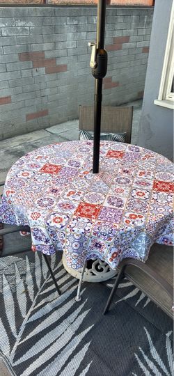 Vintage Round Patio Table with 3 Chairs and Umbrella Base