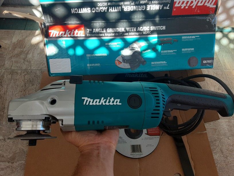 Makita GA7021 7 Angle Grinder, with AC/DC Switch - Power Angle Grinders 