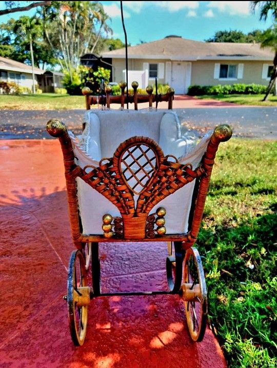 Antique VictorianWicker Carriage Stroller With Parasol Perfect collectors item Measures 27"×26"