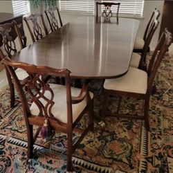 Vintage Dining Room Table And Chairs In Excellent Condition Only Has Scraped On Top From Movers Can Easily Cove Up