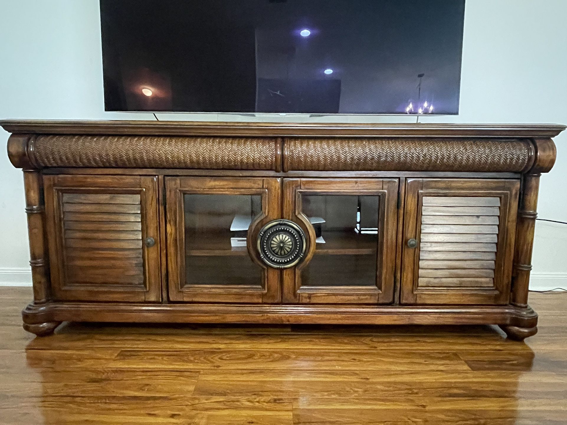 Media Console/ Entertainment Center/TV Stand With Hutch