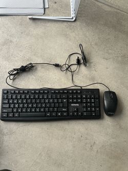 QQfamily keyboard & mouse plus extra mouse.