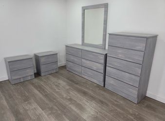 Dresser whit mirror , chest and 2 nightstands  - Cómoda con espejo , Gavetero y 2 mesitas de noche