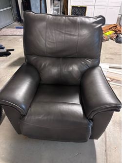 la-Z-Boy leather recliner (I don’t respond to. Is this still available?)