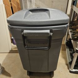 Trash Can With Wheels