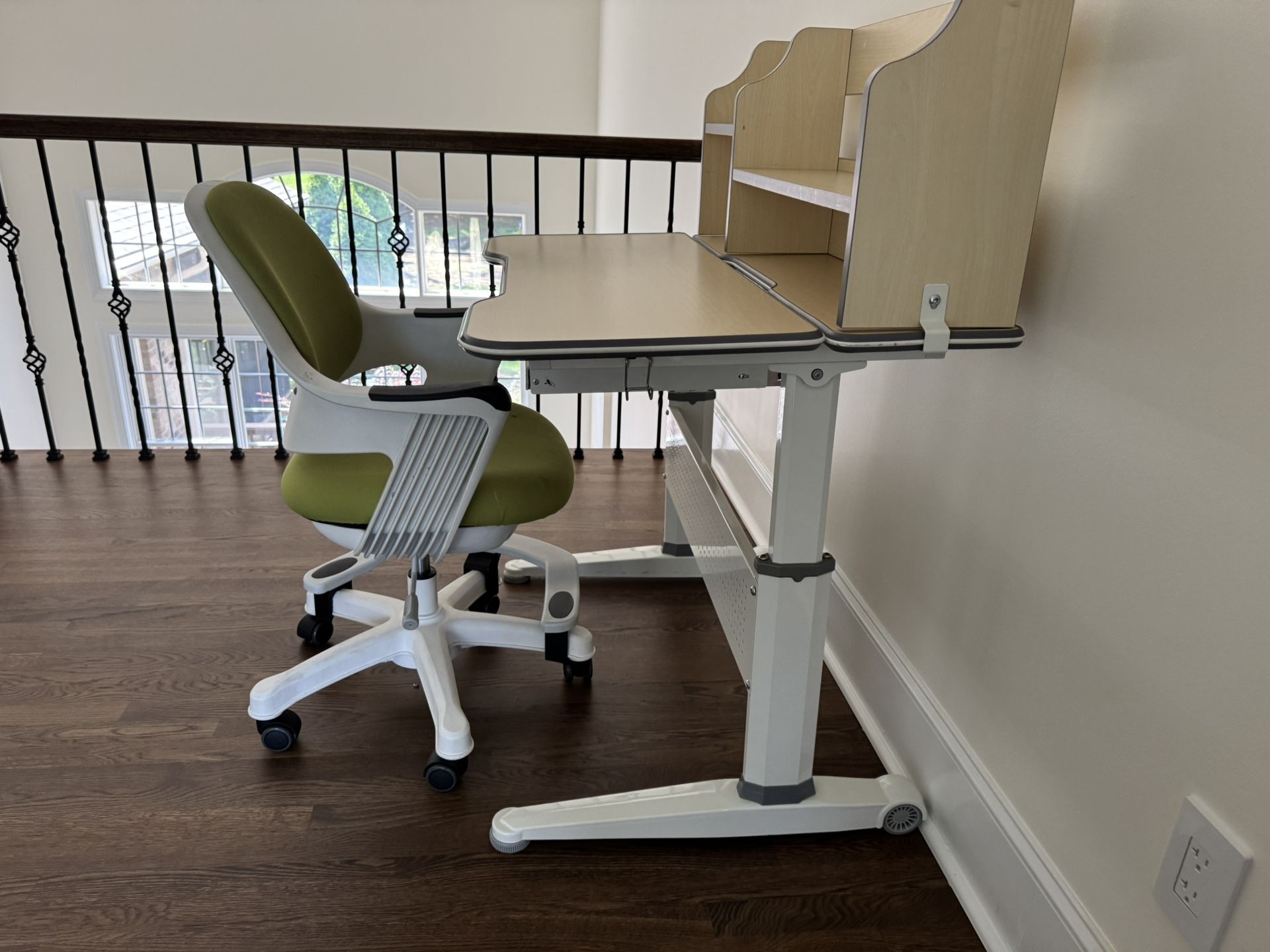 Desk and Chair Great condition!!