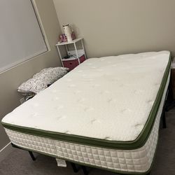 Queen Size Mattress – Clean & Comfortable like new