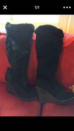 Black boots with fur trim