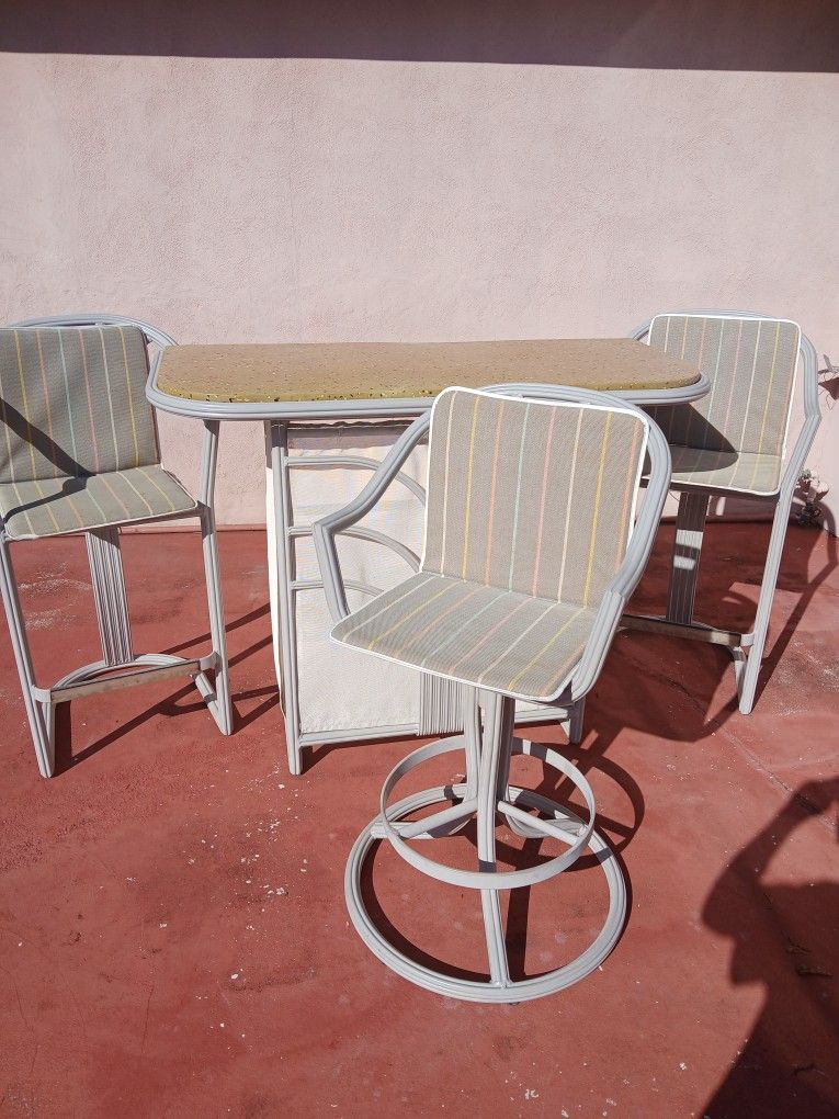 Bar & 3 stools.