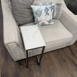 Elegant Living Room Set – Excellent Condition (Smoke & Pet Free Home)