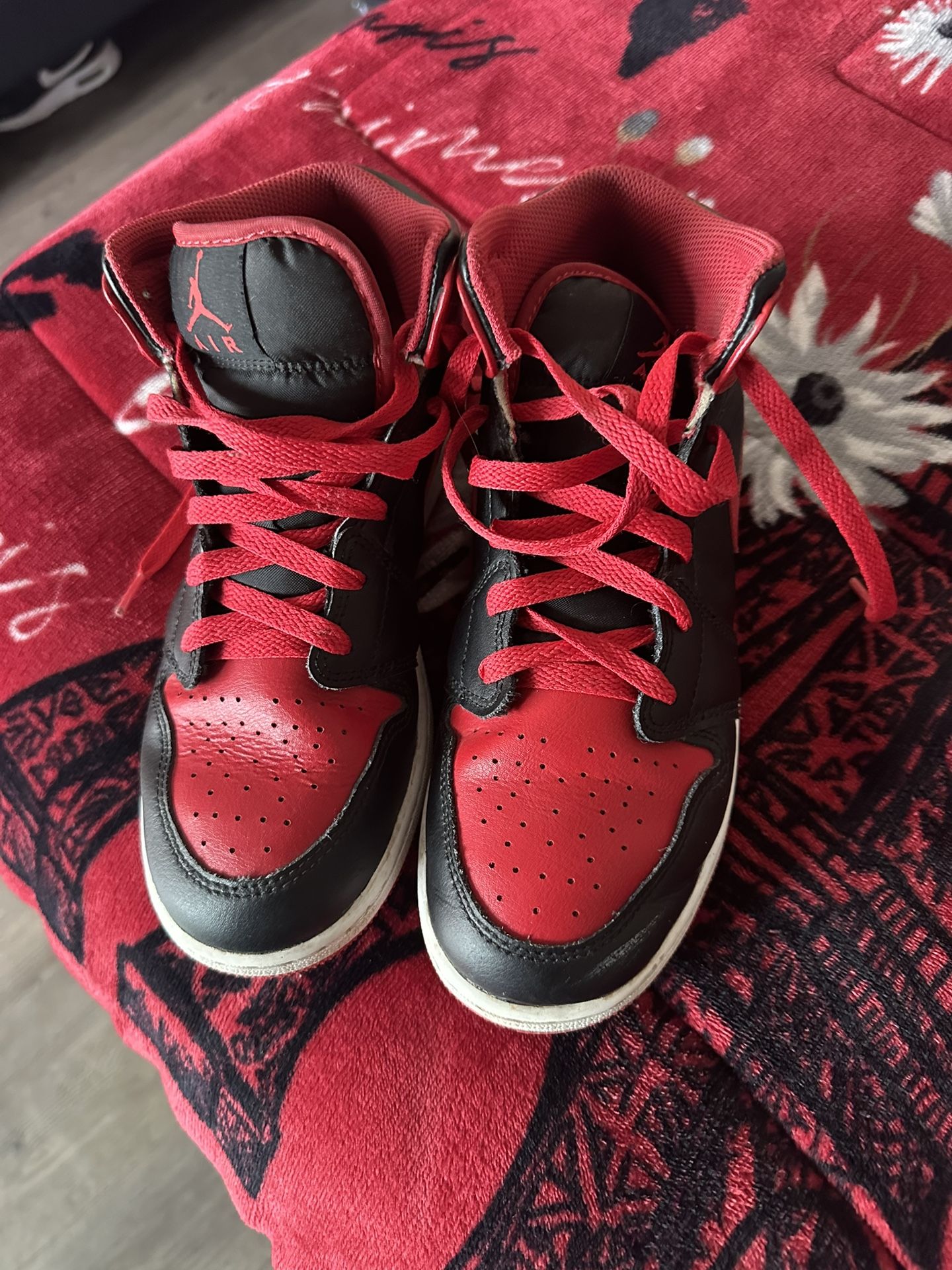 AIR JORDAN 1 MID (GS) Size 6