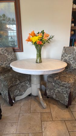 42” Round Pedestal Table & Chairs