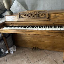 piano with bench 