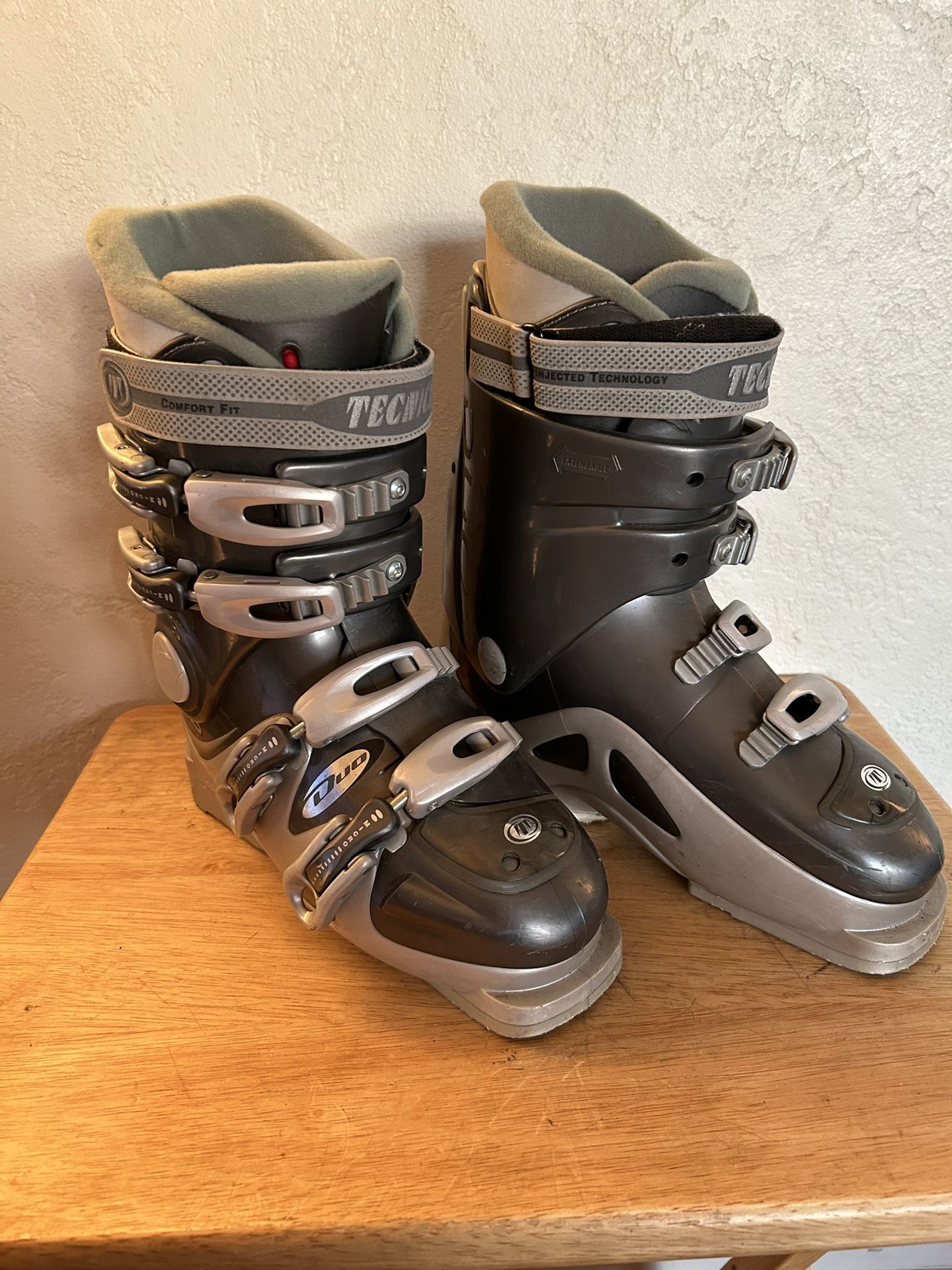 TECNICA SKI BOOTS WOMENS 5-5.5 CHECK OUT MY PROFILE FOR MORE GREAT ITEMS 