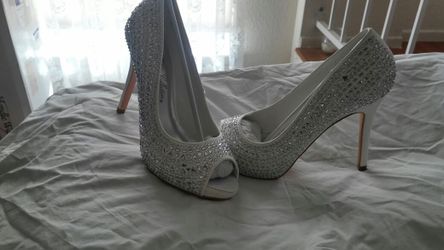 Ladies high heels size 7:1/2 in white beautiful $18.00