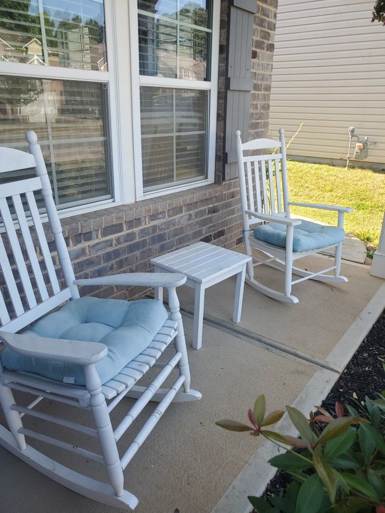 2 outdoors rocking chair and table