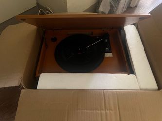 Vintage-Style Wood Record Player / Turntable (Unused in Box)