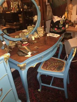 Vintage Beautiful 1940's Vanity, Lots of Charm, Beautiful Mirror With Bench, Excellent Condition