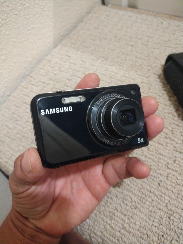 Samsung PL170 16.1 Megapixel Compact Digital Camera With Case