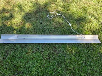 Fluorescent Tube Light Fixture with Cord
