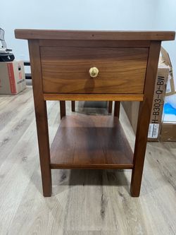 2 matching night stands/side tables