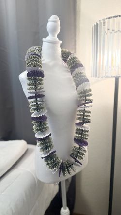 MONEY LEI (graduation/ birthdays/ special occasions) $100 in $2 bills