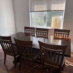 Dinging Room Table And Chairs 