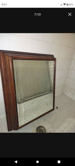 Beautiful mahogany medicine cabinet in great coditions