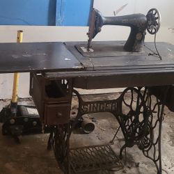 Vintage Sewing Machine 