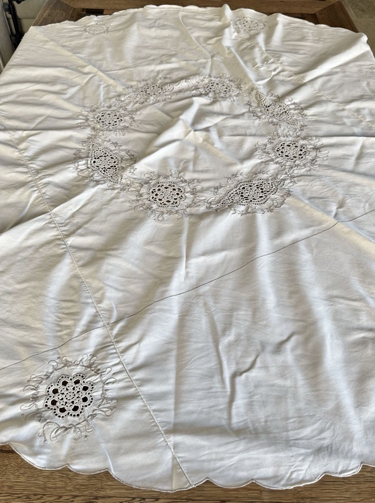 Vintage Embroidered Linen Crochet Lace Tablecloth 63” Round