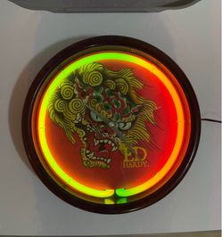 Reloj de Neón rojo Marca Ed Hardy Diseño temático de Dragón cChino. 11.5 pulgadas Ed Hardy Red Neon Clock – Chinese Dragon Themed Design – 11.5 Inches