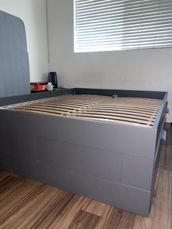 QUEEN BED w pull out drawers