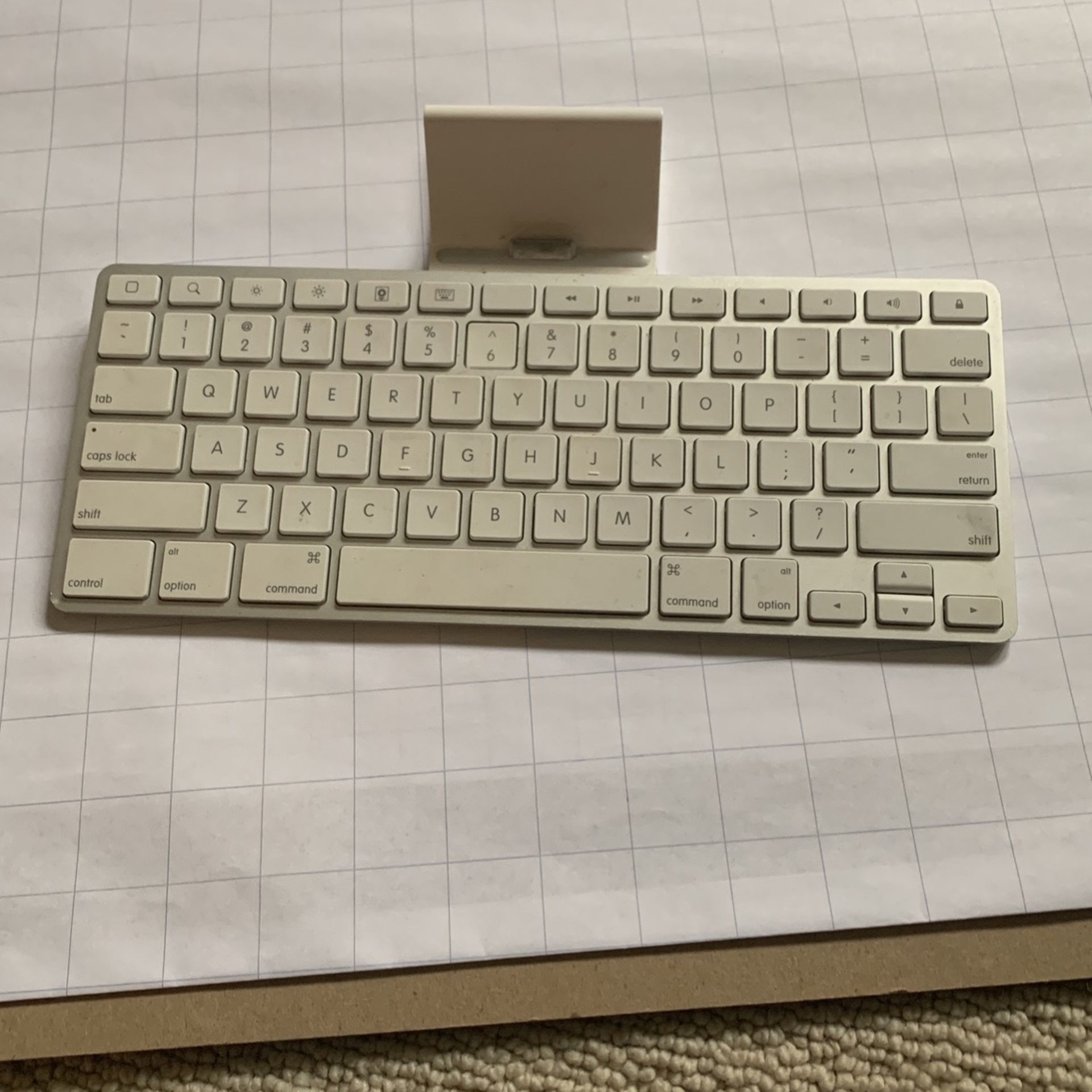 Apple Keyboard Dock For Older iPads And Iphones