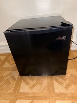 Arctic King 1.6 Cu Ft Mini Fridge – Black Compact Refrigerator – Works Great