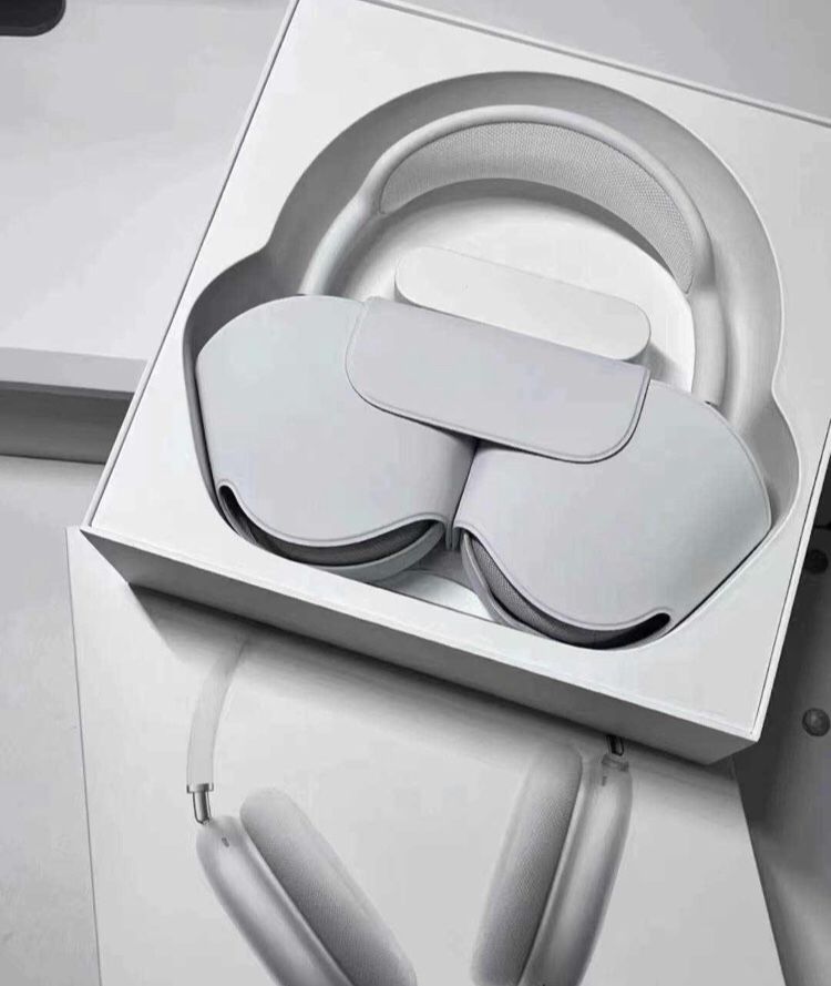 Silver AirPod Max