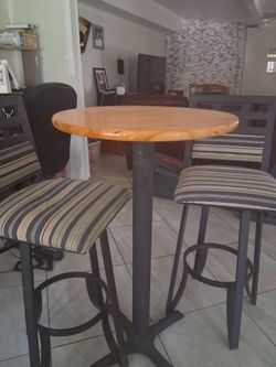 2 Bar stools and table