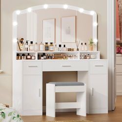 L594 $160 Large Vanity with Mirror and Light