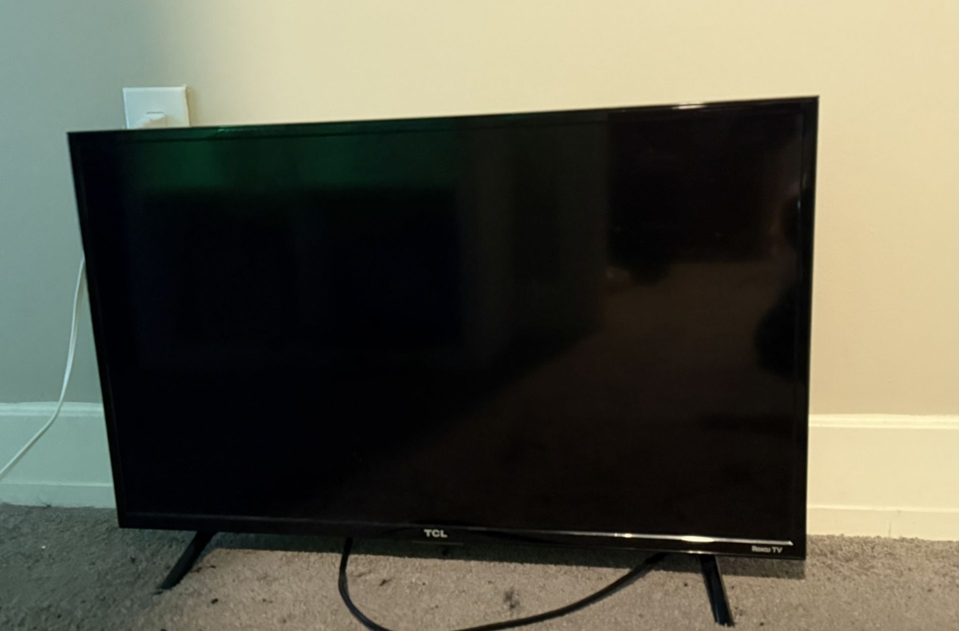 TCL Roku TV. 32”
