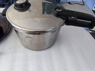 Fissler Vitavit Premium Stovetop Pressure Cooker with Steamer Insert 8.5 Quart SS Pot #2315 with Lid Germany