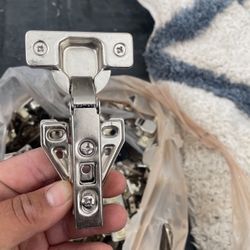 Cabinet door hinges