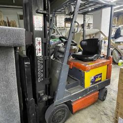 ELECTRIC TOYOTA FORKLIFT!! FAST SALE!!