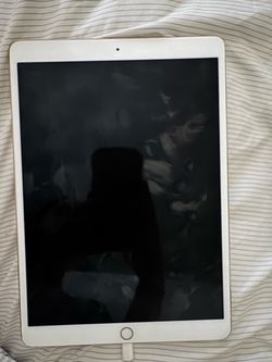 iPad Pro 10.5-inch - Gold - Great Condition (Power Button Flaw)