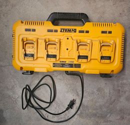 Dewalt DCB104 multiport simultaneous fast charger