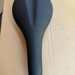 Fabric Scoop Shallow Road Saddle – 142mm
