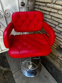 Bar stool with arms. Tufted and buttoned seat and back / adjustable