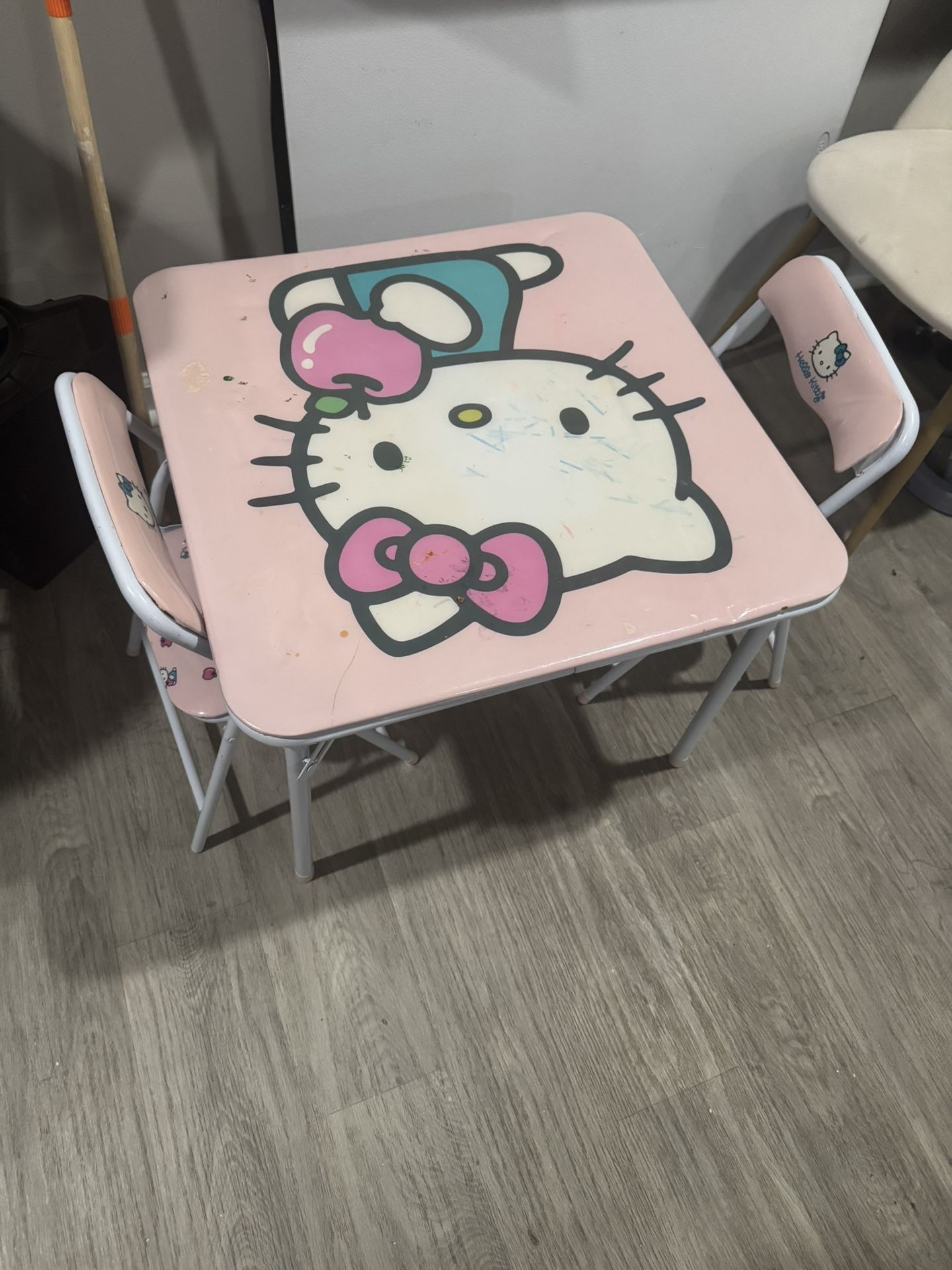 Hello Kitty Table Set