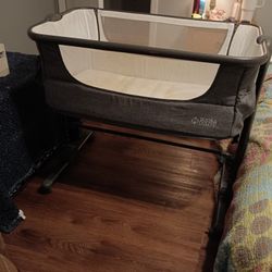 Bassinet With Wheels And Collapsible 